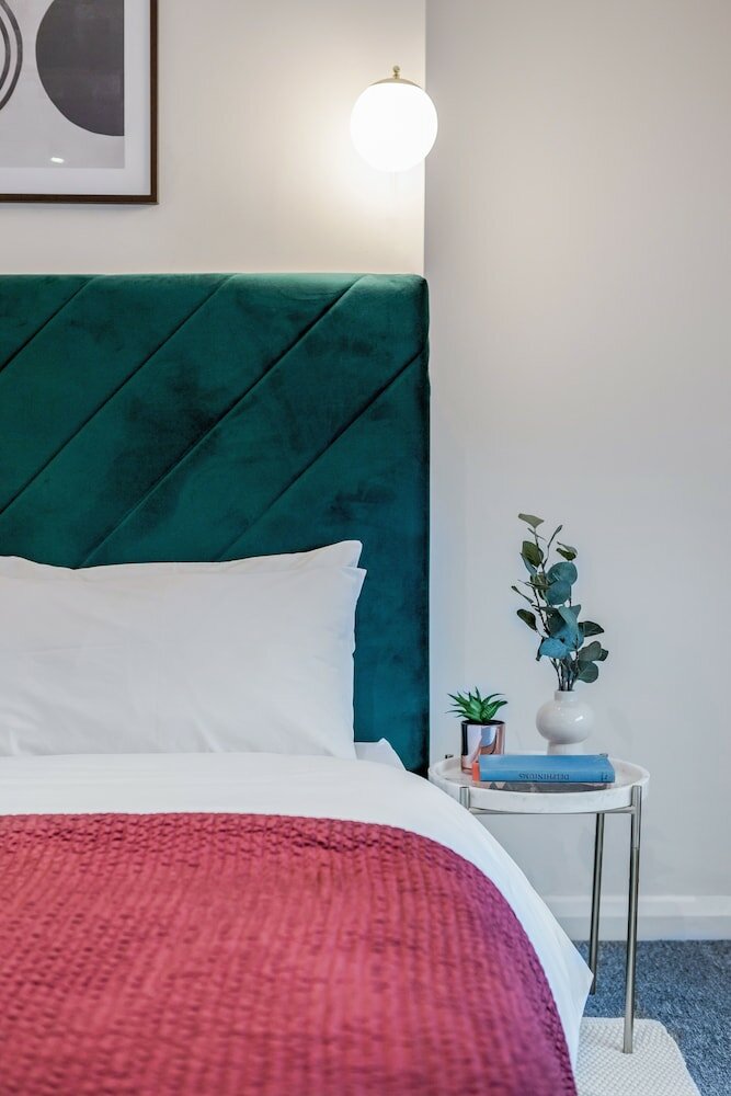 Фото Stunning 2 Bedroom Duplex Apt in Center of Camden