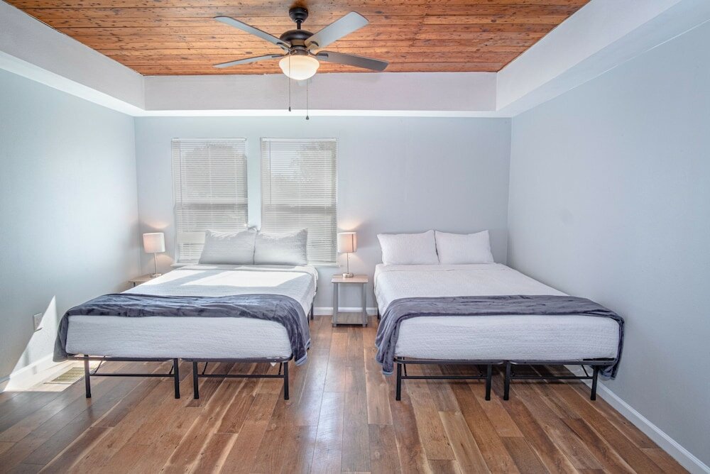 Фото Magnificent Large Home Near Downtown