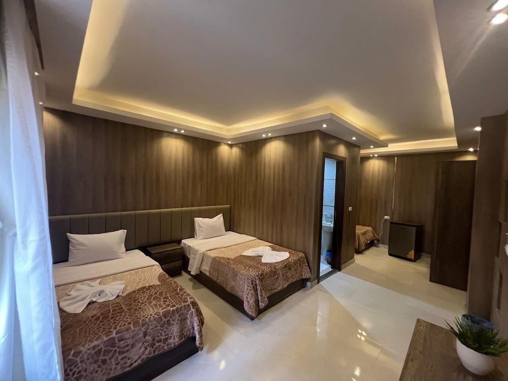 Фото Rotana Palace Suites