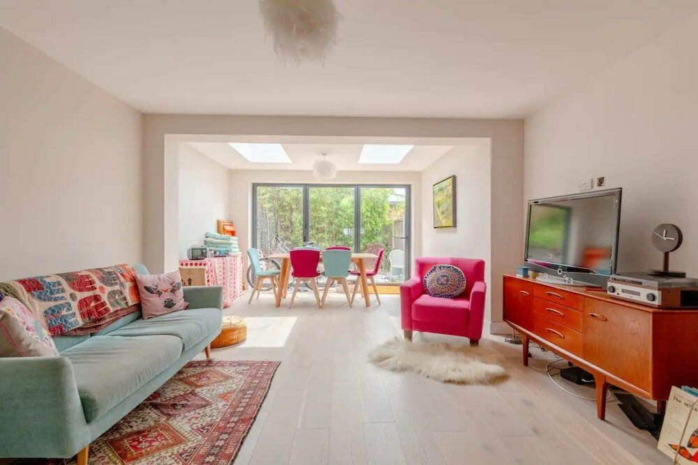 Фото Bright and Inviting 2bd House - Bethnal Green