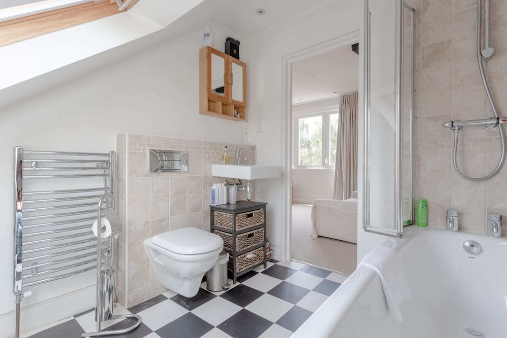 Фото Large Modern Maisonette in Southfields