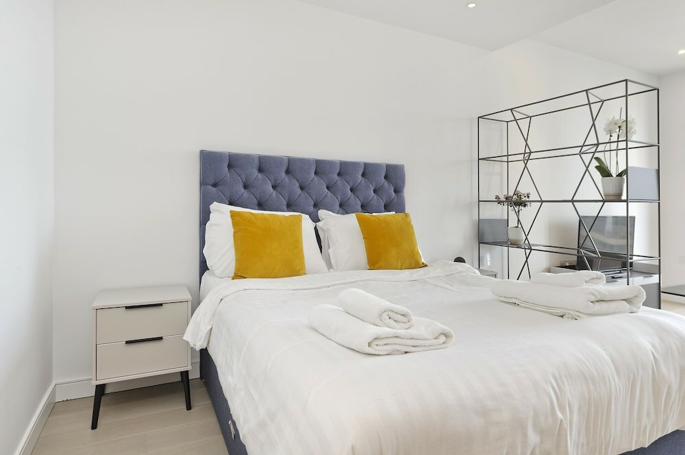 Фото Luxury Waterfront Studio in Canary Wharf by Underthedoormat