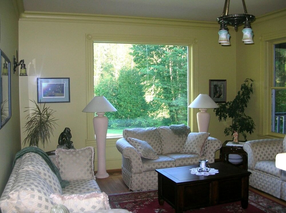 Фото Sasquatch Crossing Eco Lodge B&b