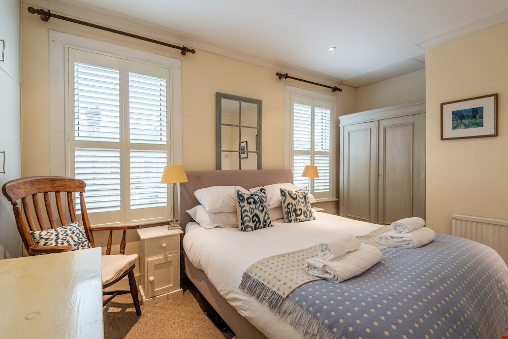 Фото Charming Victorian Family Home in Wimbledon