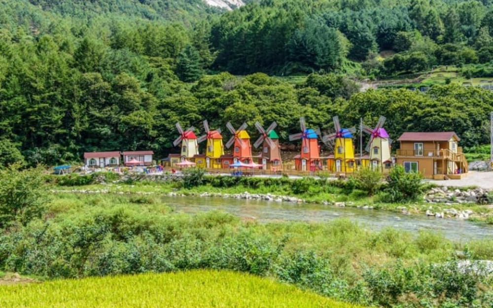 Фото Geochang Windmill Village Pension