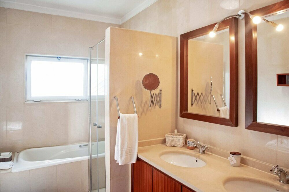 Фото Fig Tree Family House w 4 Bedrooms, Garden & Pool