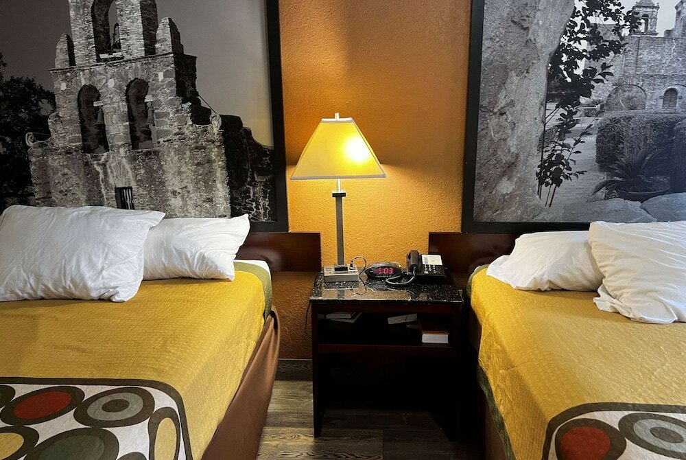 Фото Super 8 by Wyndham Houston West Katy