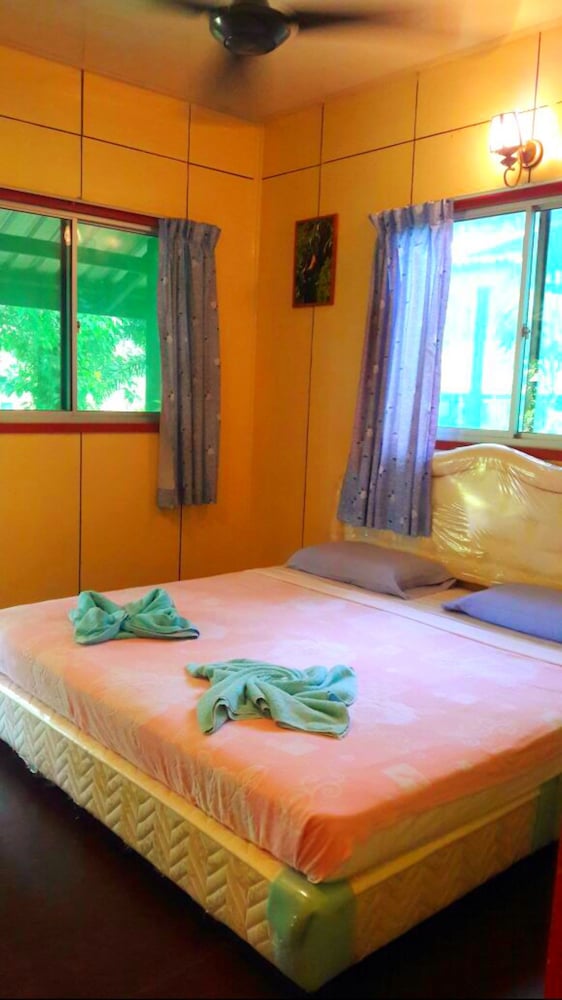 Фото Sukau Backpackers B&b