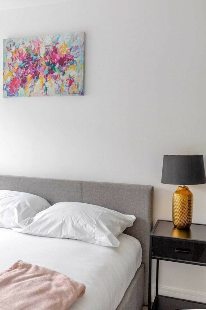 Фото Contemporary 2 Bedroom in West London