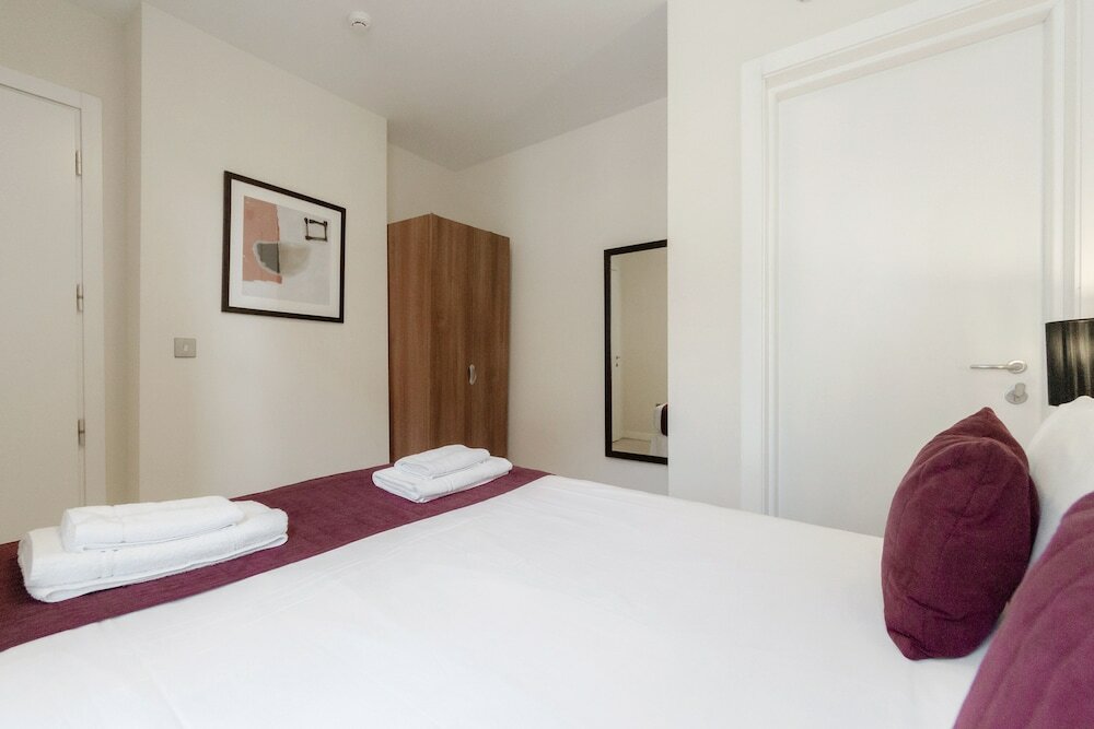 Фото Roomspace Apartments -Sterling House