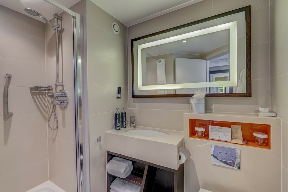 Фото DoubleTree by Hilton Hotel London - Ealing