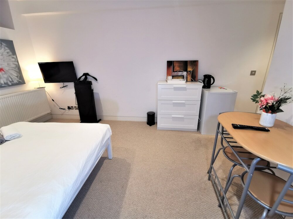 Фото Spacious Double Room with en-suite - 2c