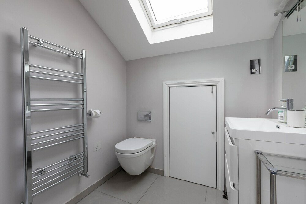 Фото Spacious 3 Bedroom in Notting Hill With Balcony