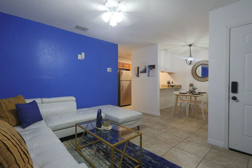 Фото Saint Joseph Suites Down Town Tampa