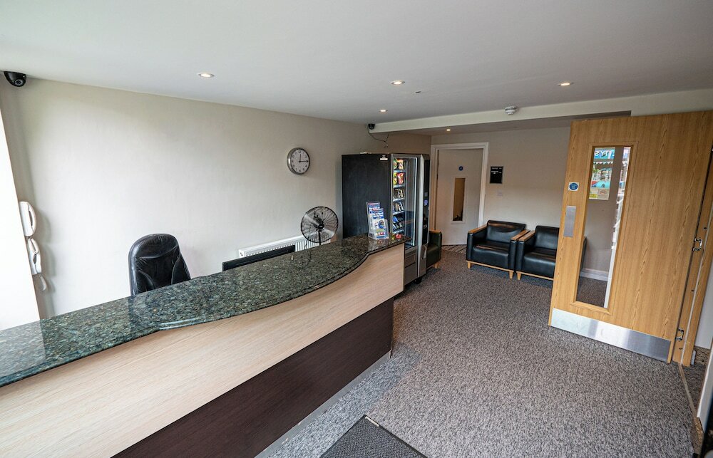 Фото Maiden Oval Hotel