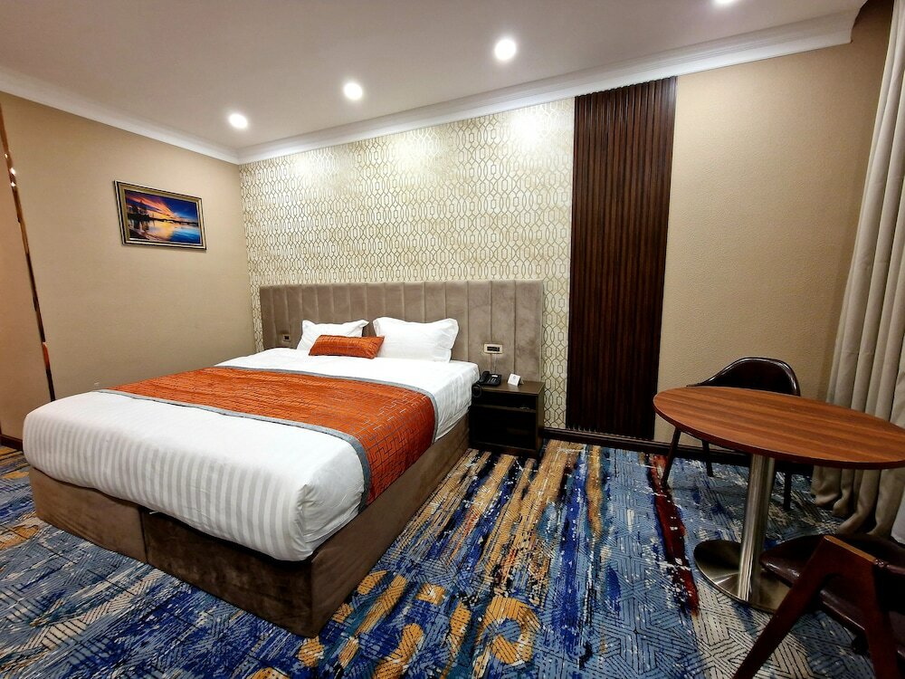 Фото New West Hotel