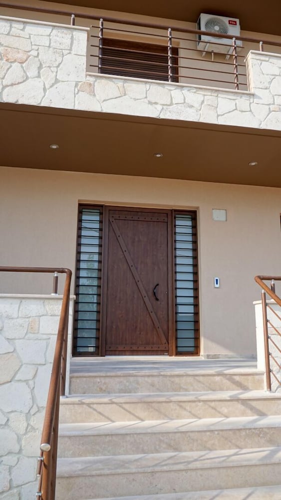 Фото Sinodinos Deluxe Apartments