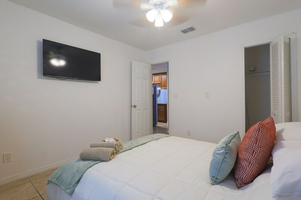 Фото Saint Joseph Suites Down Town Tampa