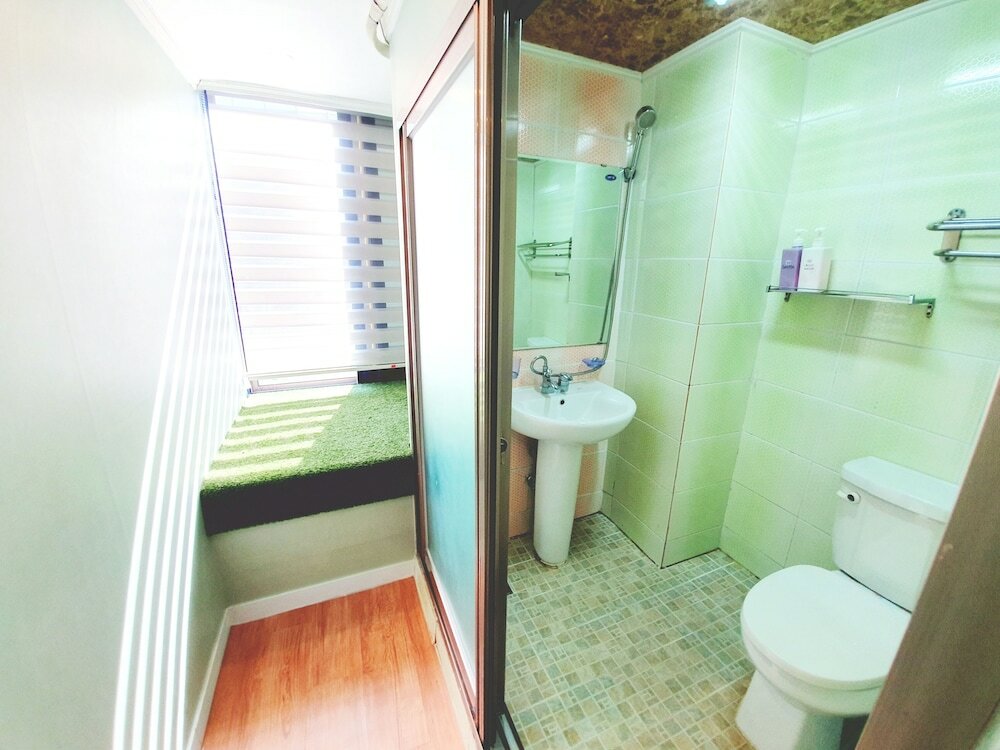 Фото Oyo Rooftop Hostel