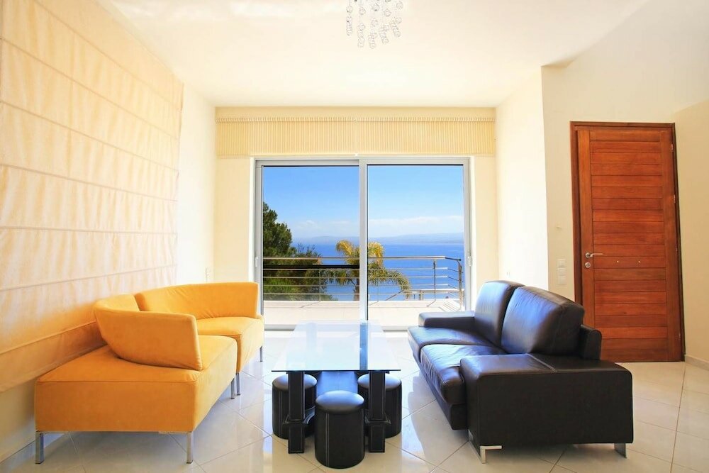 Фото Seafront home 4' walk to private beach