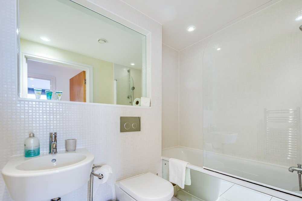 Фото Two Bedroom Apartment in Canary Wharf