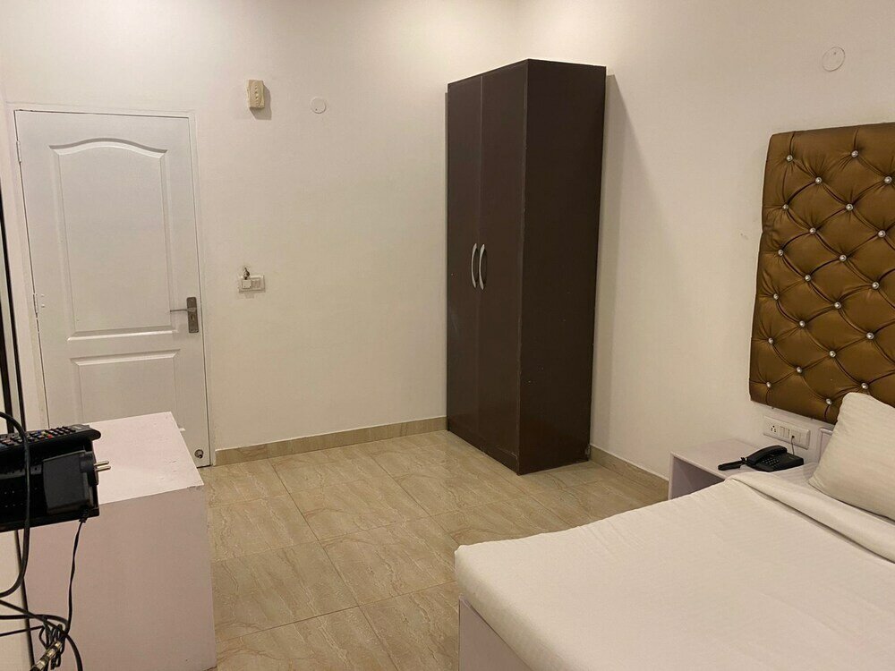 Фото Milestone Hotel and Resort