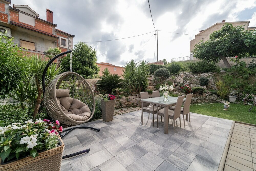 Фото Studio Apartment with garden