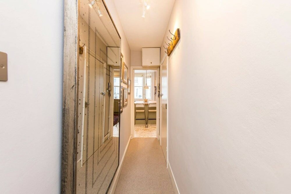 Фото Delightful 2-bed Home, Fulham