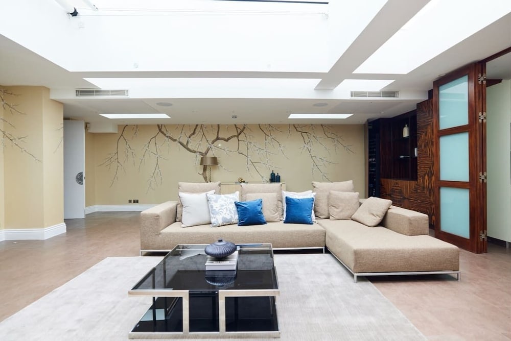 Фото The Chelsea Escape - Spacious 5bdr Flat With Garden