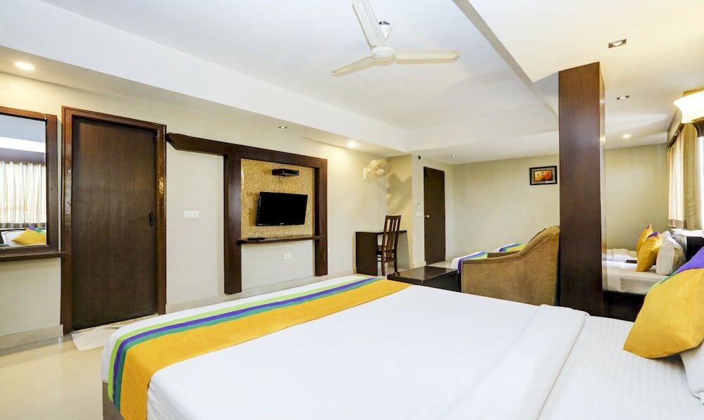 Фото Itsy by Treebo - Greenwood Inn And Suites