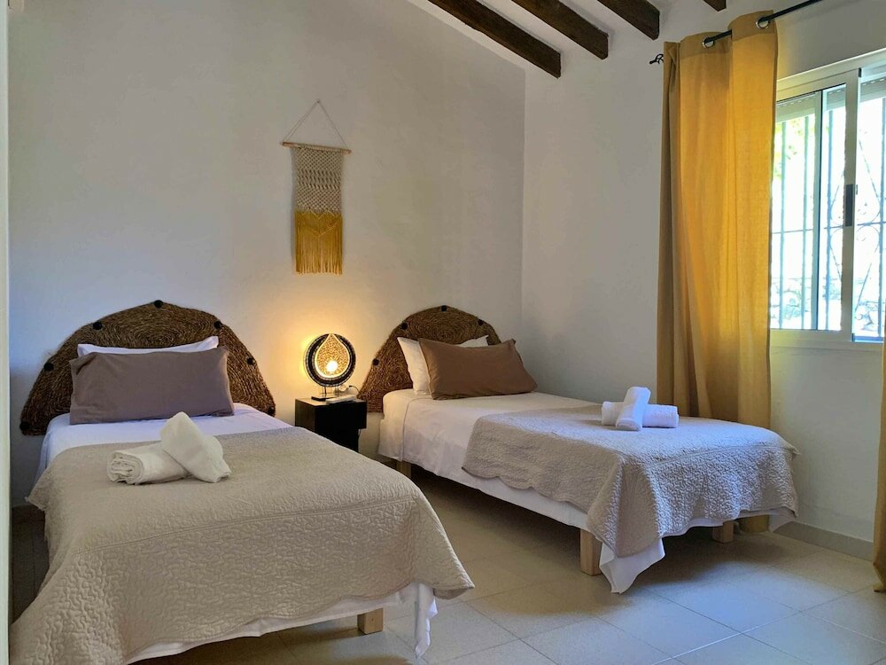 Фото Private, Bright, Spacious House with Pool & Hot Tub