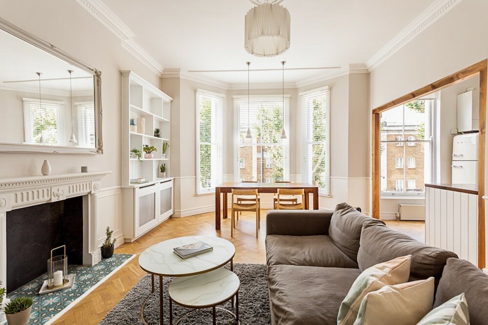 Фото Newly Renovated Two Bedroom Kensington Flat