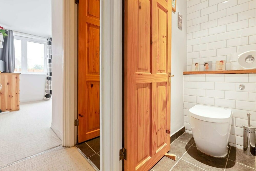 Фото Spacious 2 Bedroom Apartment in Cricklewood