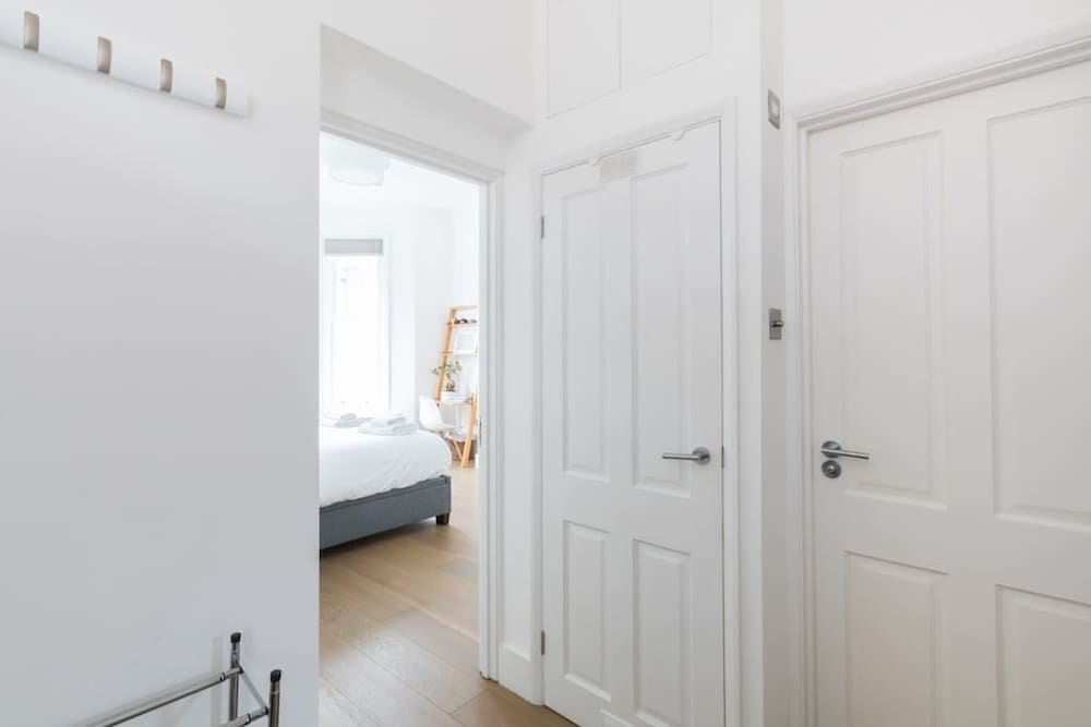 Фото Modern stylish and luxurious 1 bed flat