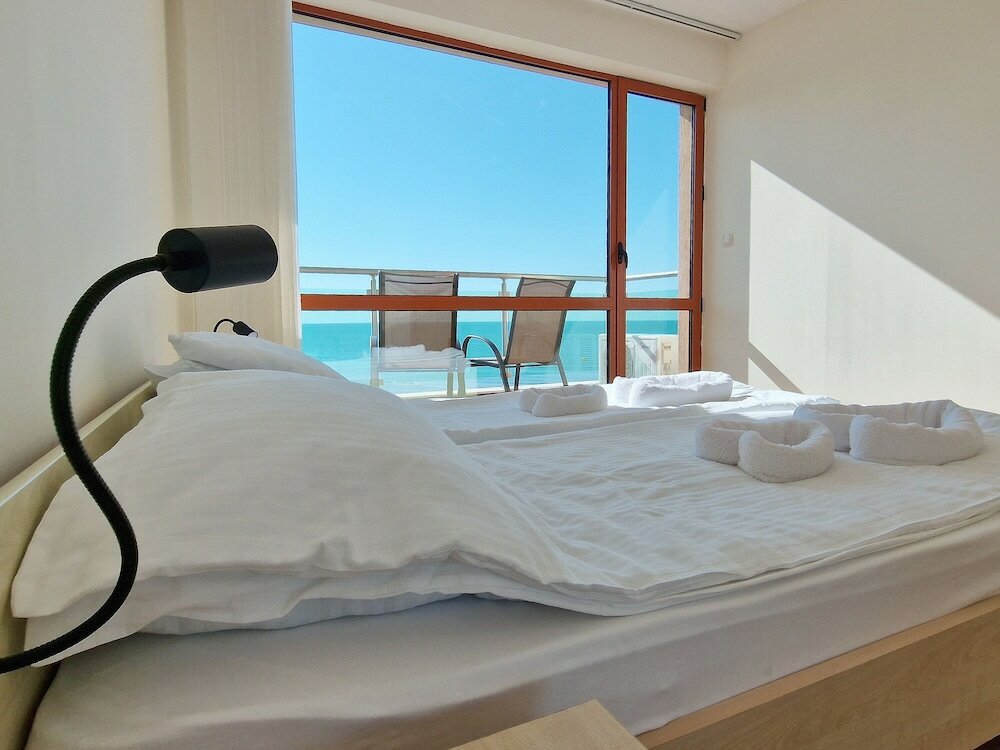 Фото Marty's Beachfront Apartments