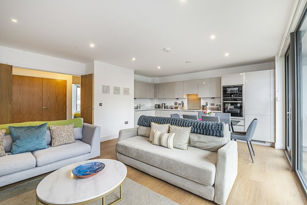 Фото Stunning Brand New Westminster Apartment