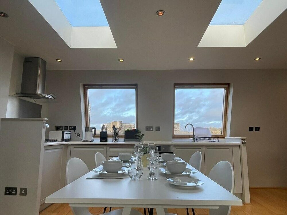 Фото Modern Two Bedroom Apartment in Fulham by Sojo Stay