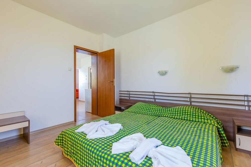 Фото 2 Bedroom Apartment in Dafinka Guest House