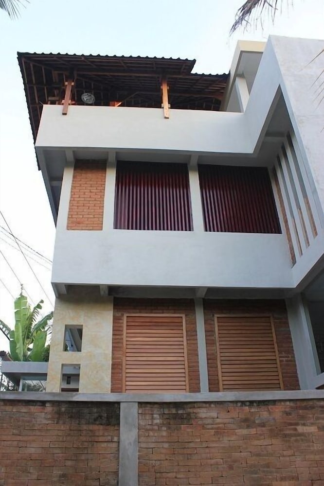 Фото The Sarining Hotel