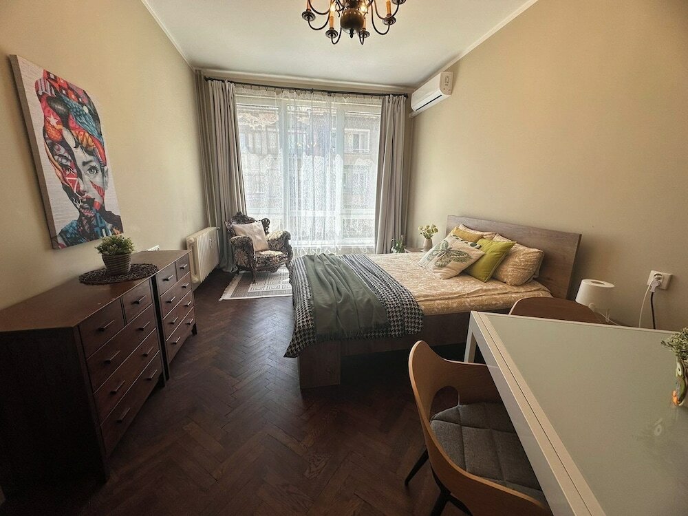 Фото 3 Bdr Top Center Artistic Apartment - 115 m2