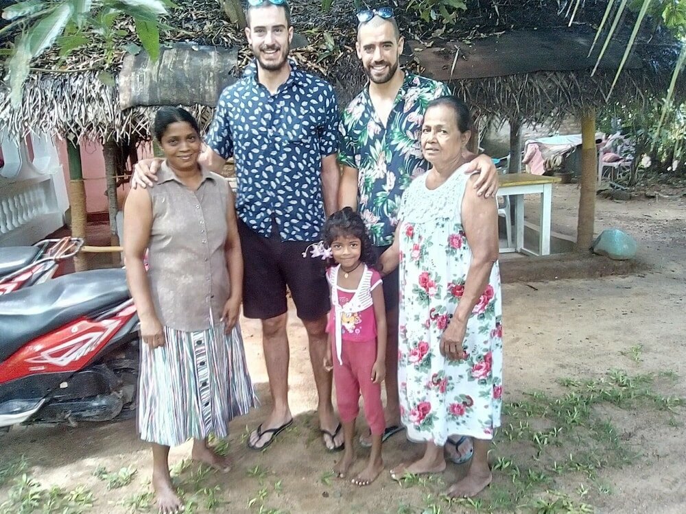 Фото Thevindu guest & red mud resturent