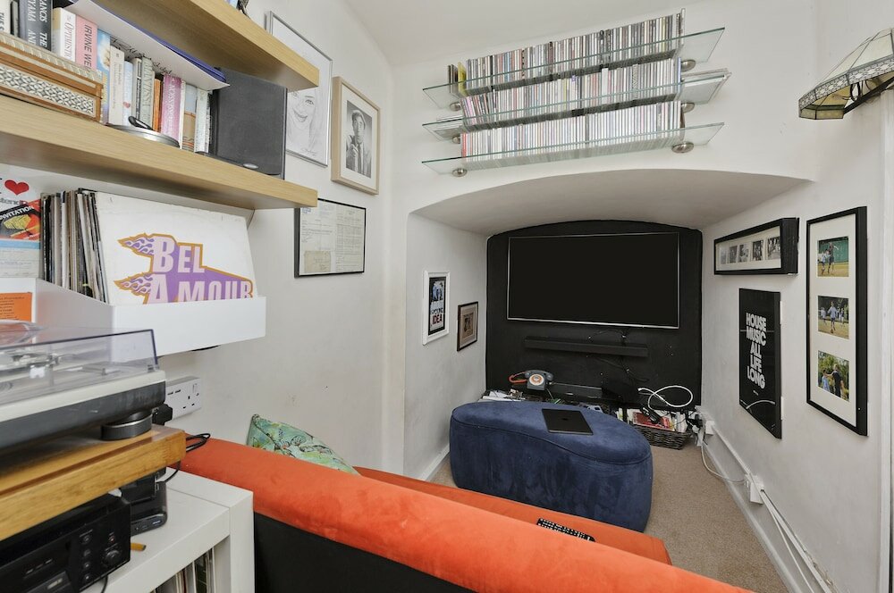 Фото Beautiful Battersea Home by Clapham Junction by UnderTheDoormat