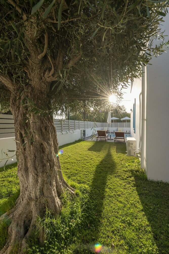 Фото Seabreeze Villa - with Jacuzzi & heated pool