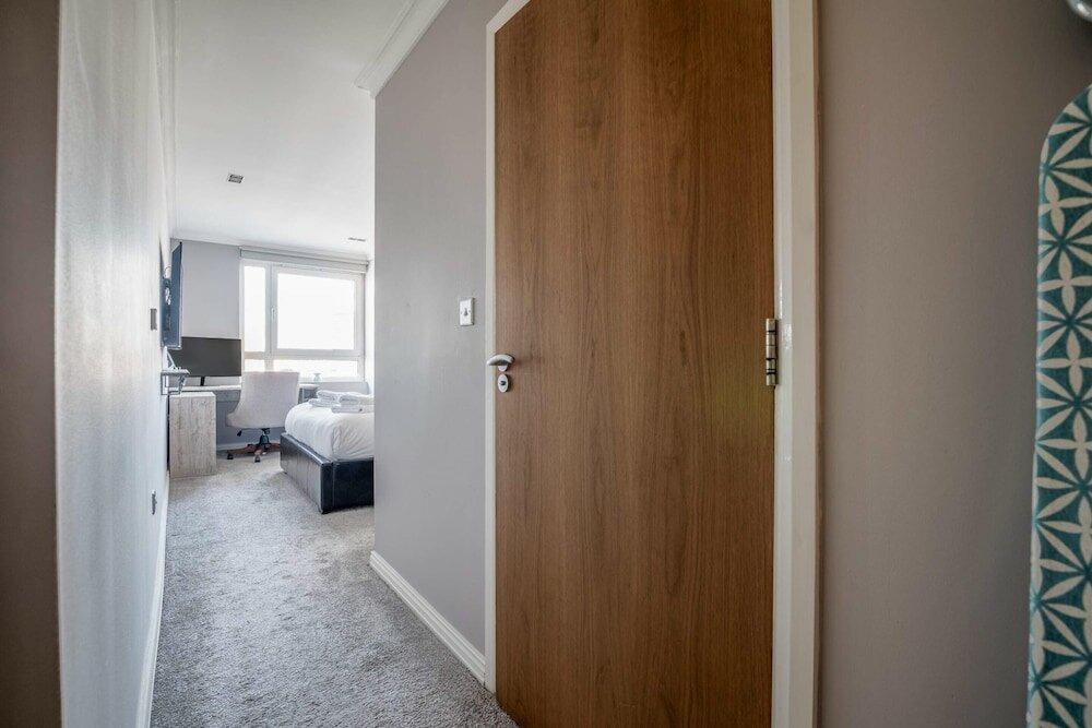 Фото Canary Wharf Retreat With Free Secure Parking