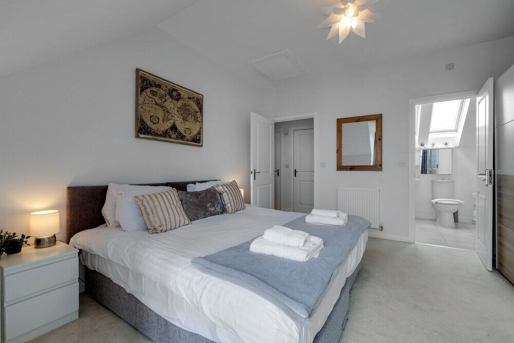 Фото Ferndale Serviced 4 Bedroom 2 Bath House