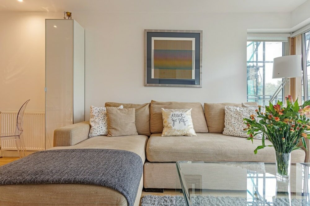 Фото Bright 1 Bedroom Apartment Near London Bridge With Balcony