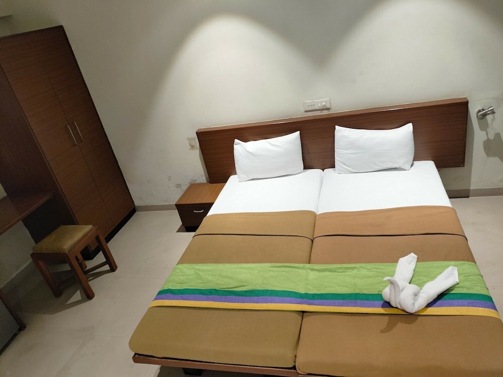 Фото Hotel Sumanchandra Suites