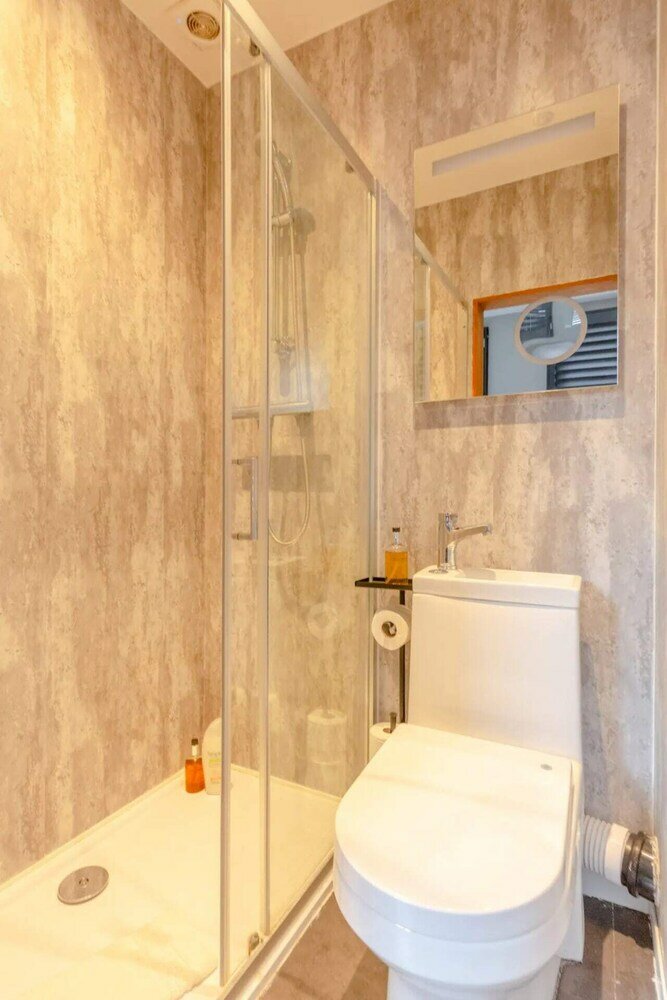 Фото Inviting 4bd With Private Patio - Bethnal Green