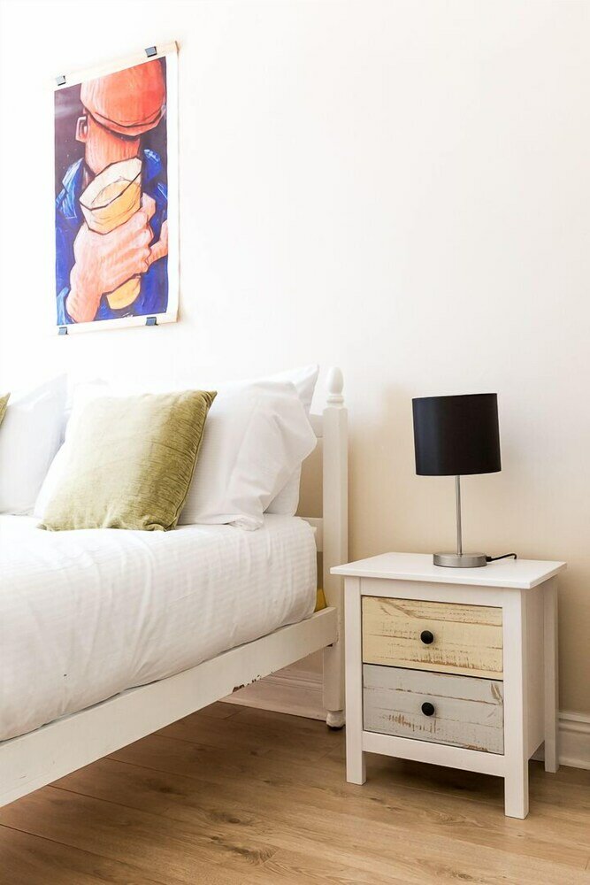 Фото Bright Two Br Period Apartment in Whitechapel