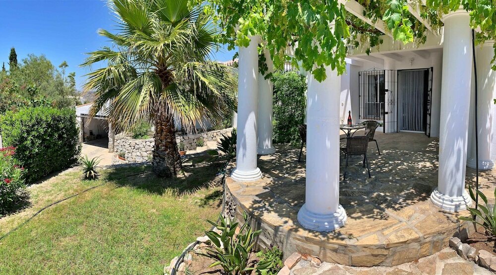 Фото Private, Bright, Spacious House with Pool & Hot Tub